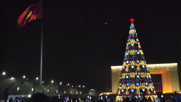 Красота на площади. Трансляция церемонии зажжения главной елки Кыргызстана - Sputnik Кыргызстан