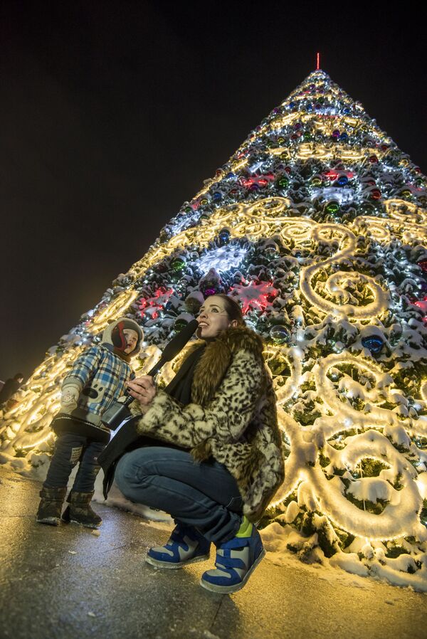Церемония зажжения главной новогодней елки на площади Ала-Тоо - Sputnik Кыргызстан