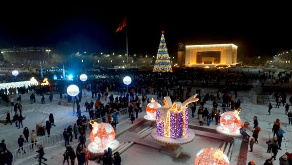 Ура, зажглась! Как площадь Ала-Тоо сделали сказочно-новогодней - Sputnik Кыргызстан
