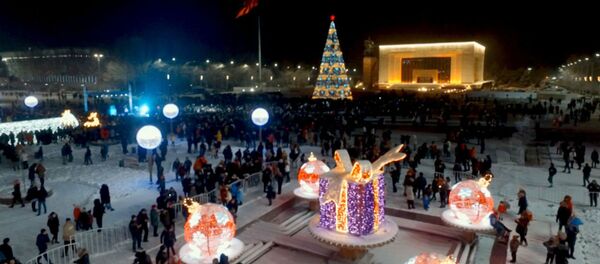 Ура, зажглась! Как площадь Ала-Тоо сделали сказочно-новогодней - Sputnik Кыргызстан