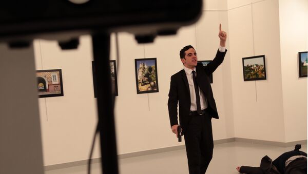 Вооруженный мужчина рядом с телом посла России в Турции Андрея Карлова в галерее в Анкаре - Sputnik Кыргызстан