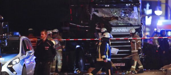 Спасатели и сотрудники правоохранительных органов на месте наезда грузовика на посетителей рождественской ярмарки в Берлине - Sputnik Кыргызстан