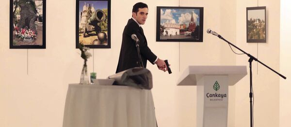 Вооруженный мужчина рядом с телом посла России в Турции Андрея Карлова в галерее в Анкаре Вооруженный мужчина рядом с телом посла России в Турции Андрея Карлова в галерее в Анкаре - Sputnik Кыргызстан