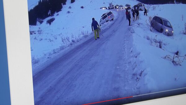 Видеоролик под названием Боулинг по дороге к базе. Фото c сайта Youtube  пользователя Владимир Каракол - Sputnik Кыргызстан
