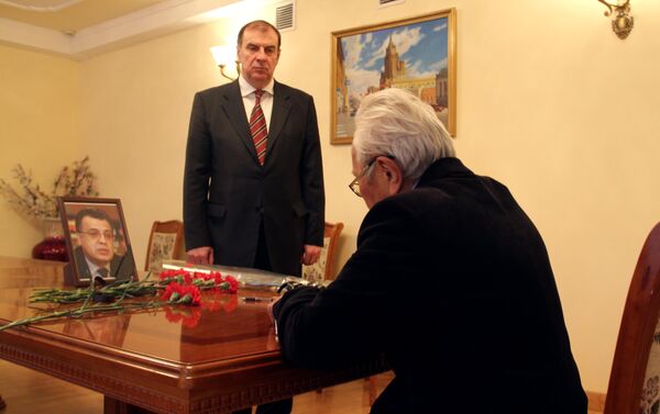 В Посольстве России в Кыргызстане открыта книга соболезнований в связи с гибелью посла РФ в Турции Андрея Карлова - Sputnik Кыргызстан
