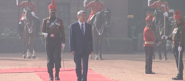 Атамбаевди Индияга болгон сапары: атылган замбиректер жана тизилген аскерлер - Sputnik Кыргызстан