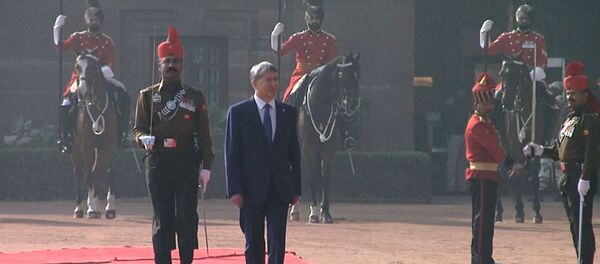 Атамбаева в Индии приветствовали пушечным залпом и гимном Кыргызстана Атамбаева в Индии приветствовали пушечным залпом и гимном Кыргызстана - Sputnik Кыргызстан