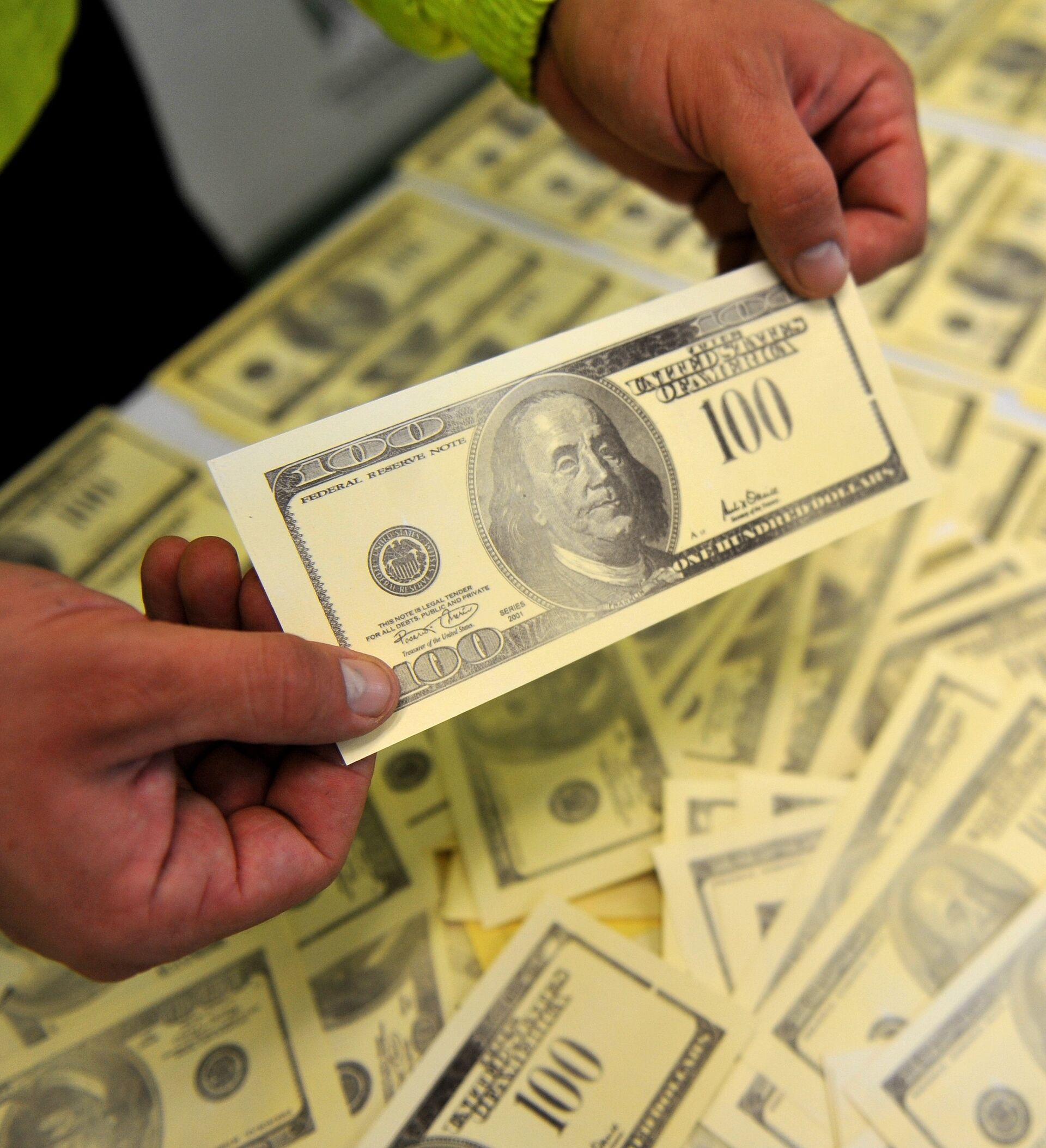 72 тысячи долларов. Фальшивые деньги Кыргызстан. Доллары с печатью в Киргизии. Фальшивые деньги Бишкек. Акча картинка.