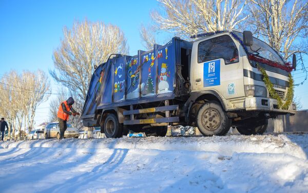Сотрудники Тазалыка украсили 8 мусоровозов в новогоднем стиле - Sputnik Кыргызстан