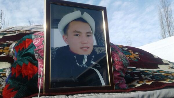 Похороны погибшего в результате массовой драки в Сузакском районе - Sputnik Кыргызстан