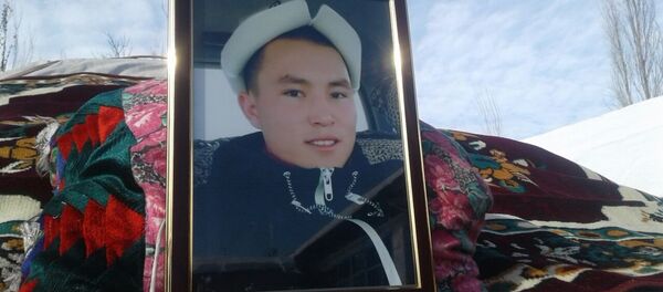 Похороны погибшего в результате массовой драки в Сузакском районе - Sputnik Кыргызстан