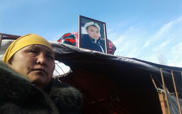 Мать скончавшегося Нургуль Жороева работает в России, она прилетела на родину, как только услышала об убийстве сына. - Sputnik Кыргызстан