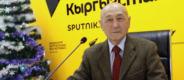 Спикер легендарного парламента Медеткан Шеримкулов в мультимедийном пресс-центре Sputnik Кыргызстан во время видеомоста 25 лет СНГ: путь потерь и достижений Спикер легендарного парламента Медеткан Шеримкулов в мультимедийном пресс-центре Sputnik Кыргызстан во время видеомоста 25 лет СНГ: путь потерь и достижений - Sputnik Кыргызстан