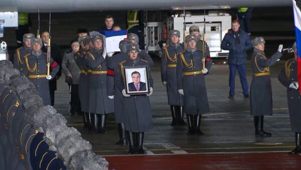 В Москве встретили самолет с телом посла России в Турции Андрея Карлова - Sputnik Кыргызстан