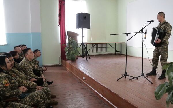 Генеральный штаб Вооруженных сил КР проводит выездные концерты в воинских частях в северных регионах республики - Sputnik Кыргызстан