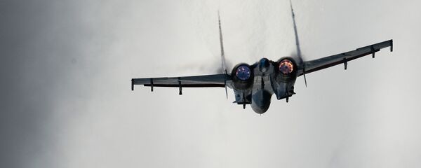 Самолет Су-27 во время показательных учений. Архивное фото - Sputnik Кыргызстан
