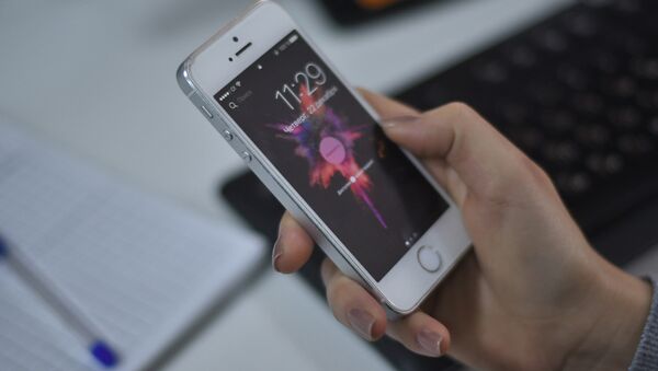 Мобильный телефон iPhone 5S в руках у девушки - Sputnik Кыргызстан
