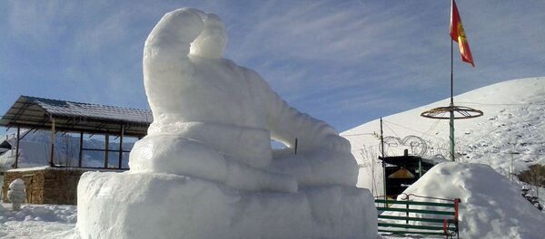 Ледяные статуи в центре Нарына Ледяные статуи в центре Нарына - Sputnik Кыргызстан