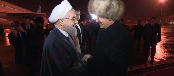 Манас: чалма жана тебетейчен президенттер. Атамбаев менен Роухани жылуу көрүштү - Sputnik Кыргызстан