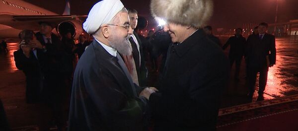Ассаляму алейкум! — Атамбаев и Роухани тепло поздоровались в Бишкеке - Sputnik Кыргызстан