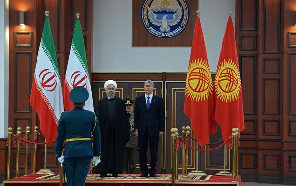 На флагштоках были подняты государственные флаги двух стран, выстроен Почетный караул, прозвучали гимны обоих государств. - Sputnik Кыргызстан