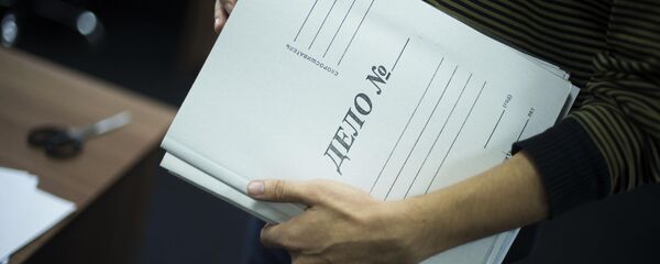 Мужчина с папкой уголовного дела. Архивное фото - Sputnik Кыргызстан