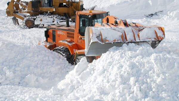 Расчистка дорог от снежных лавин. Архивное фото - Sputnik Кыргызстан