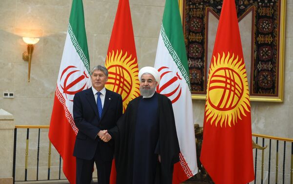 Президент Алмазбек Атамбаев встретился с главой Ирана Хасаном Роухани в узком формате в Бишкеке - Sputnik Кыргызстан