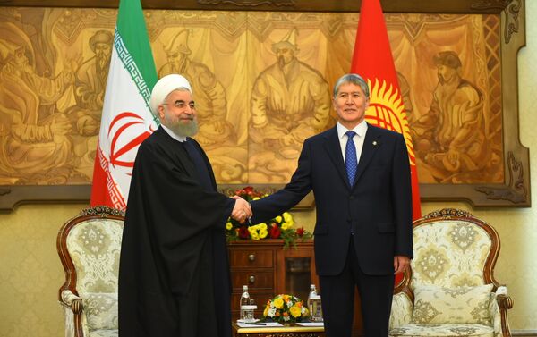 Роухани прибыл в Кыргызстан с официальным визитом. Атамбаев поприветствовал его на кыргызкой земле. - Sputnik Кыргызстан