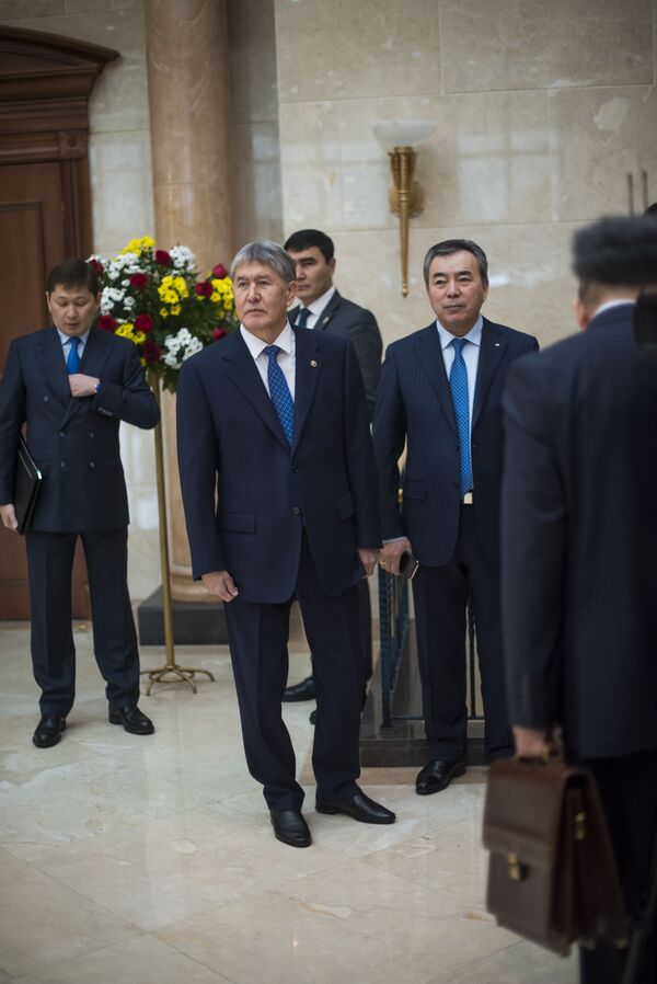 Алмазбек Атамбаев Иран мамлекетинин президентин күтүү учурунда - Sputnik Кыргызстан