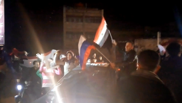 Жители Алеппо с флагами Сирии и РФ пели и танцевали после освобождения Алеппо - Sputnik Кыргызстан