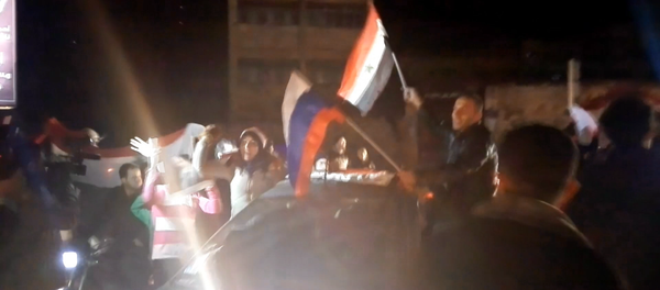 Жители Алеппо с флагами Сирии и РФ пели и танцевали после освобождения Алеппо Жители Алеппо с флагами Сирии и РФ пели и танцевали после освобождения Алеппо - Sputnik Кыргызстан