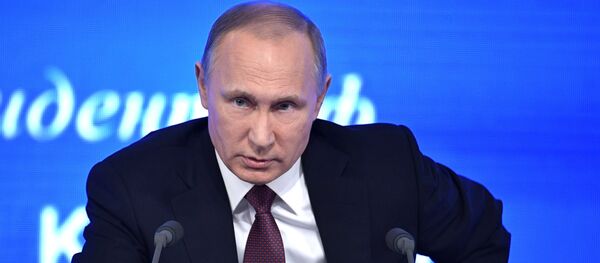 Президент РФ Владимир Путин на двенадцатой большой ежегодной пресс-конференции в Центре международной торговли на Красной Пресне. - Sputnik Кыргызстан