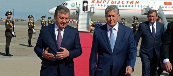 Президент Кыргызской Республики Алмазбек Атамбаев с Шавкатом Мирзиёевым - Sputnik Кыргызстан