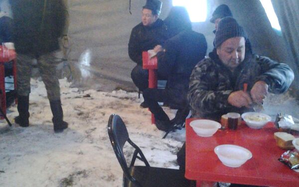 Организовано горячее питание для 300 человек, находящихся возле поста Сосновка из-за временного ограничения на проезд по трассе Бишкек — Ош - Sputnik Кыргызстан