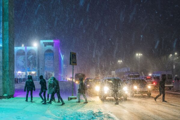 Бурганактуу кечки Бишкек.  Кардын романтикасы азырынча айдоочуларга эле жакпай турат - Sputnik Кыргызстан