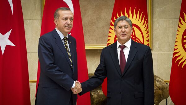 Президент КР Алмазбек Атамбаев и глава Турции Реджеп Тайип Эрдоган во время встречи в государственной резиденции Ала-Арча в столице Кыргызстана - Sputnik Кыргызстан