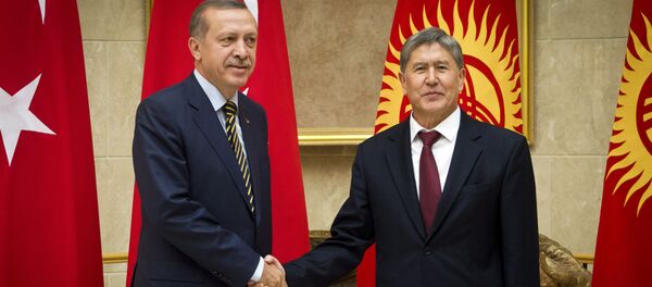 Президент КР Алмазбек Атамбаев и глава Турции Реджеп Тайип Эрдоган во время встречи в государственной резиденции Ала-Арча в столице Кыргызстана - Sputnik Кыргызстан