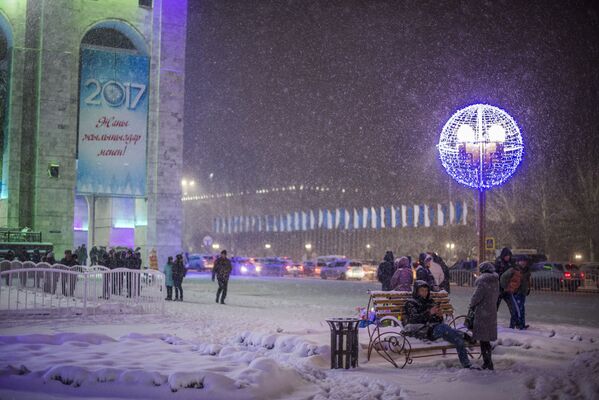 Сильный снегопад в Бишкеке - Sputnik Кыргызстан