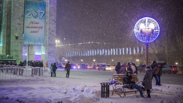 Горожане на площади Ала-Тоо во время снегопада. Архивное фото - Sputnik Кыргызстан