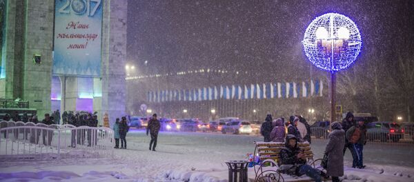 Ала-Тоо аянтындагы шаар жашоочулары. Архив - Sputnik Кыргызстан