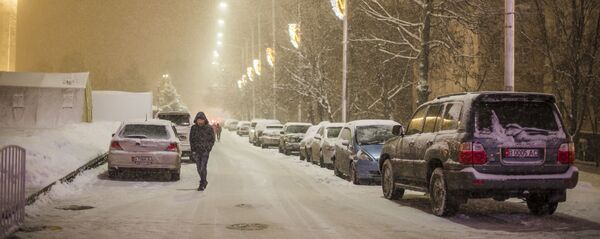 Көчөдө токтоп турган унаалар. Архив - Sputnik Кыргызстан