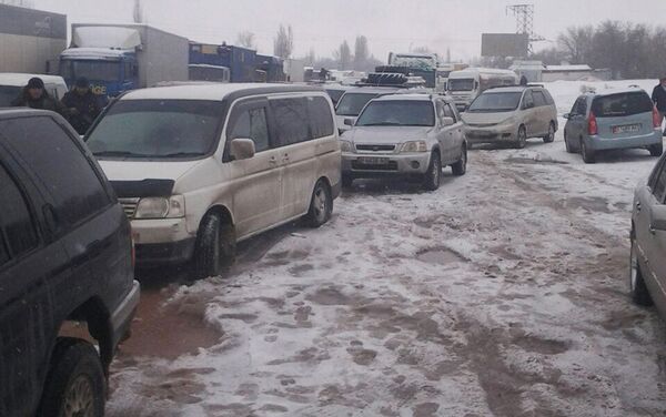 На месте скопилось около 100 грузовиков и 150 легковушек. - Sputnik Кыргызстан
