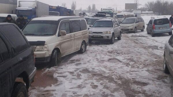 Автомобили застрявщие из-за сошедсих лавин на трассе Бишкек — Ош. Архивное фото - Sputnik Кыргызстан