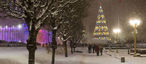 Горожане на площади Ала-Тоо. Архивное фото Горожане на площади Ала-Тоо. Архивное фото - Sputnik Кыргызстан