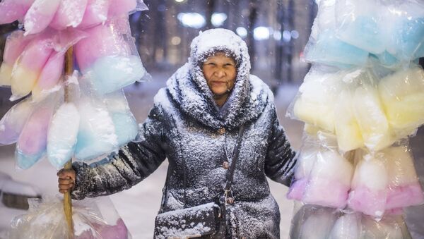 Продавщица сладкой ваты во время обильного снегопада в Бишкеке - Sputnik Кыргызстан