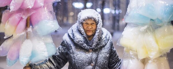 Таттуу саткан, карга оронгон чоң апа - Sputnik Кыргызстан