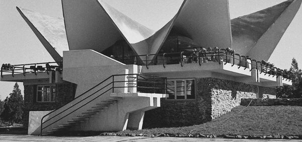 Изюминка кафе Бермет в парке культуры и отдыха имени 50-летия СССР (сейчас — имени Кемаля Ататюрка). Архивное фото - Sputnik Кыргызстан