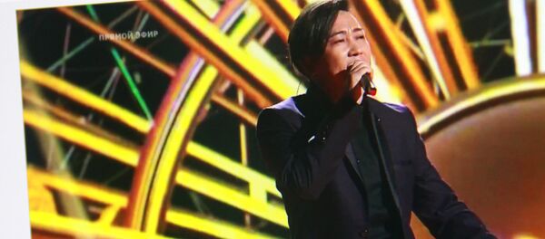 Кыргызстандык ырчы Кайрат Примбердиев Голос долбоорунда. Youtube сайтынан тартылган сүрөт - Sputnik Кыргызстан