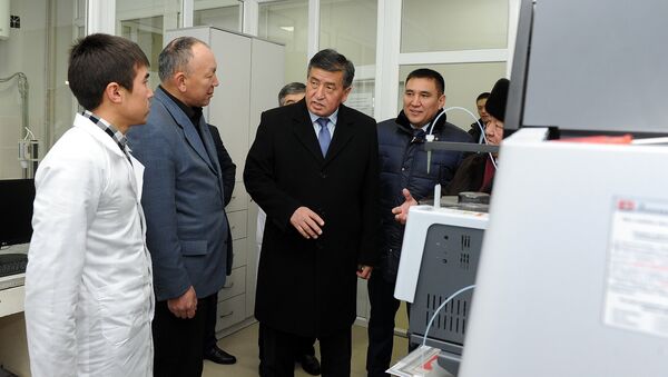 Премьер-министр Сооронбай Жээнбеков во время ознакомиления с состоянием Ошского зонального центра ветеринарной диагностики - Sputnik Кыргызстан
